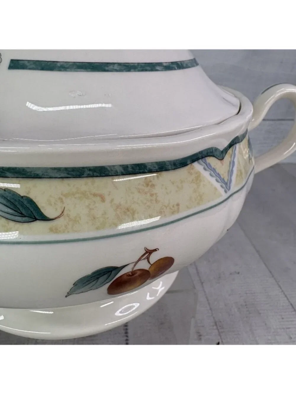 Noritake Homecraft ORCHARD SPRING Fruit Green Ireland Handle Cover Serving Bowl
